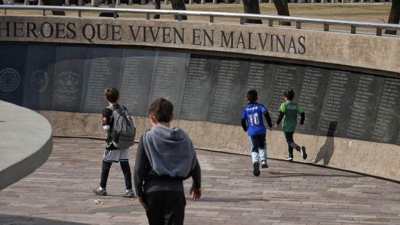 La memoria de Malvinas y la alegría futbolera en un mismo punto. (Alan Monzón/Rosario3)