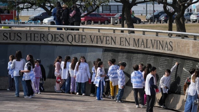 La memoria de Malvinas y la alegría futbolera en un mismo punto. (Alan Monzón/Rosario3)
