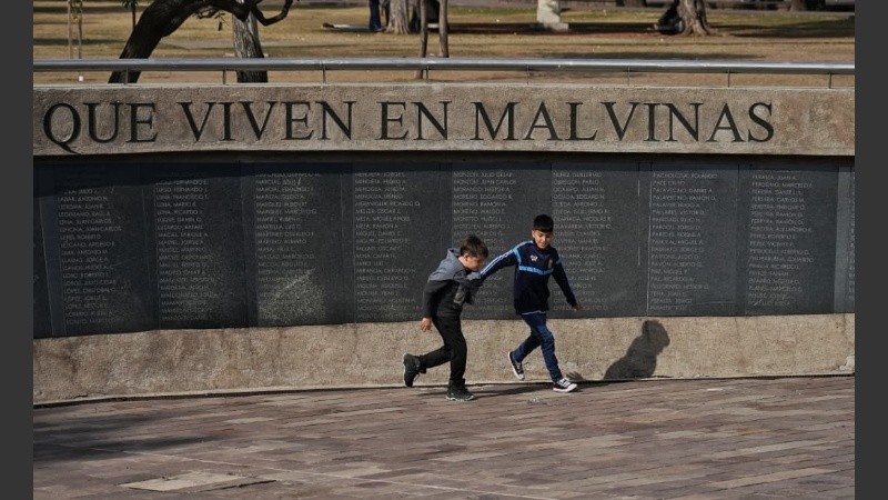 La memoria de Malvinas y la alegría futbolera en un mismo punto. (Alan Monzón/Rosario3)