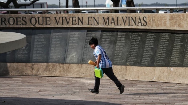 La memoria de Malvinas y la alegría futbolera en un mismo punto. (Alan Monzón/Rosario3)