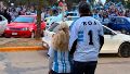 Carlos Roa junto a su compañera de vida yendo a festejar.