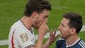 Declan Rice se tapó la boca al dirigirse hacia Lionel Messi, algo que está penado en el reglamento, pero no fue expulsado como indica la norma vigente.