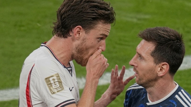 Declan Rice se tapó la boca al dirigirse hacia Lionel Messi, algo que está penado en el reglamento, pero no fue expulsado como indica la norma vigente.