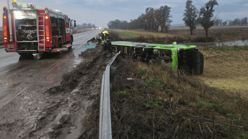 Bomberos de la región y personal policial trabajan en la zona. (Bomberos)