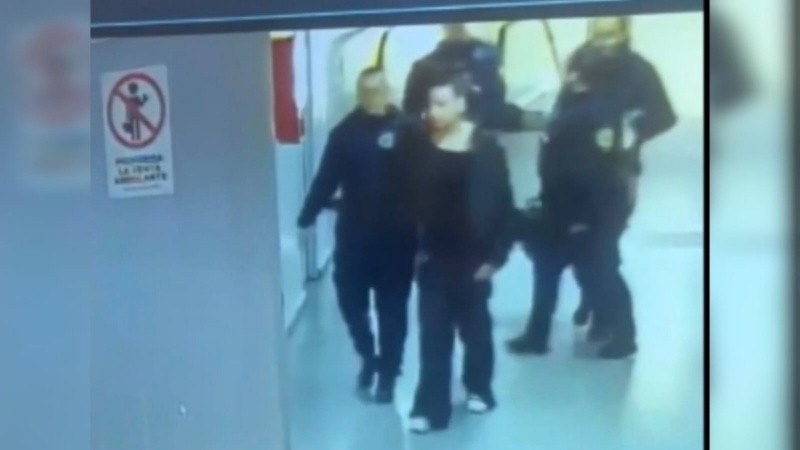 La imagen del video en el que familiares de Micaela aseguran reconocerla en la terminal de Córdoba.