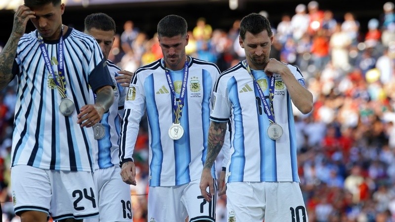 Con la medalla en el cuello, como corresponde, tras el esfuerzo y las emociones (EFE).