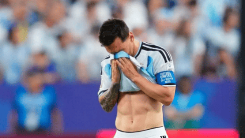 Por la salud de Jorge, Messi se emocionó tras convertir el primer gol en el debut frente a Argelia.