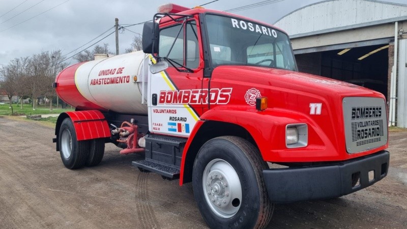 La flamante unidad para el traslado y abastecimiento de agua que adquirieron los Bomberos Voluntarios.