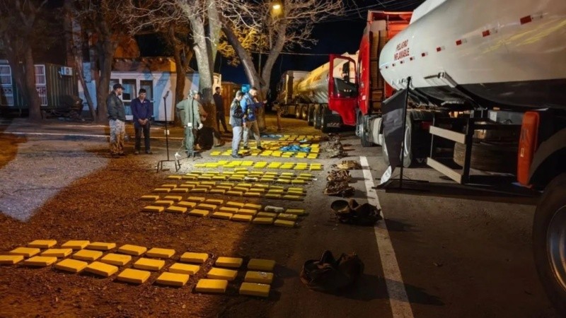 Los paquetes estaban escondidos en distintas partes de los camiones cisterna, que transportaban combustible.
