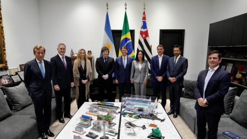 Milei inició su agenda en Brasil con una reunión junto al gobernador del estado de San Pablo, Tarcísio de Freitas.