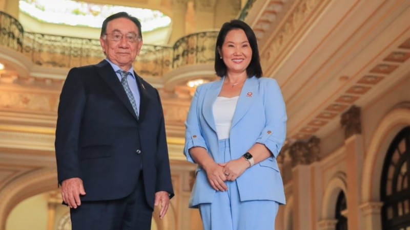 Keiko tras reunirse en Palacio de Gobierno con el presidente interino José María Balcázar para iniciar la transición.