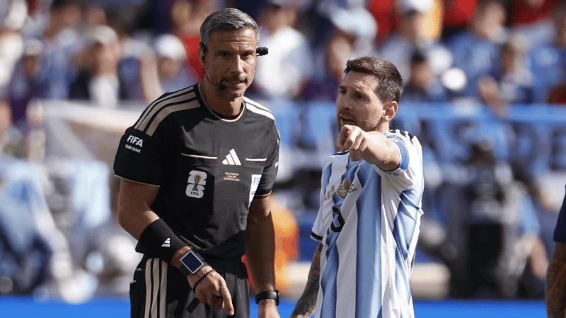 Messi con Vincic en la final del Mundial.&nbsp;