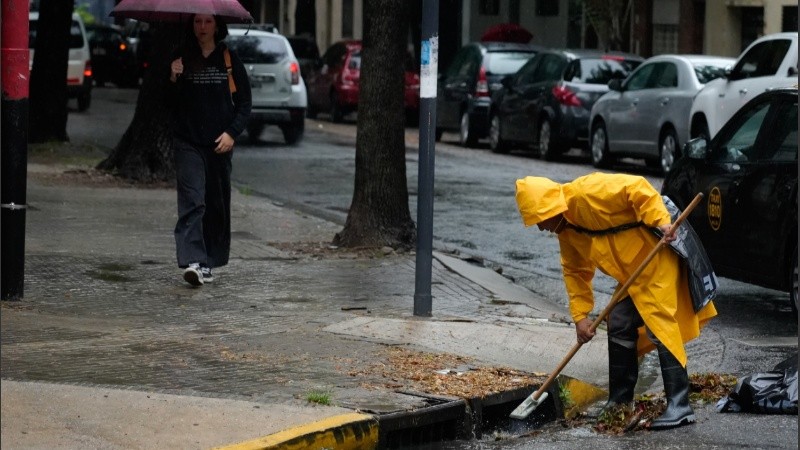 Imagen de archivo de tareas de limpieza municipal durante una tormenta.