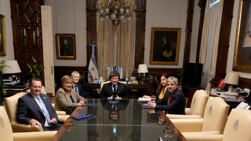 La directora del FMI junto al equipo económico de Milei.