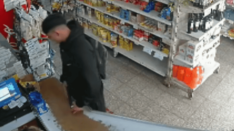 El momento en el que el ladrón muestra el arma en el autoservicio. (Captura El Tres)