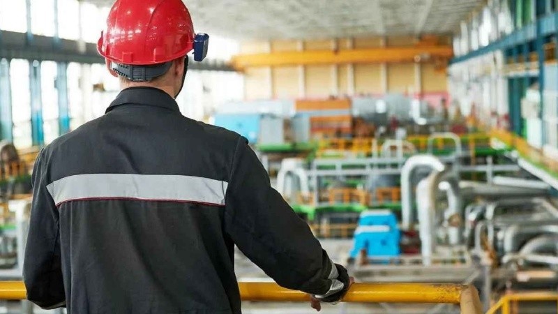Durante el último año se perdieron 141.700 puestos registrados en relación de dependencia.