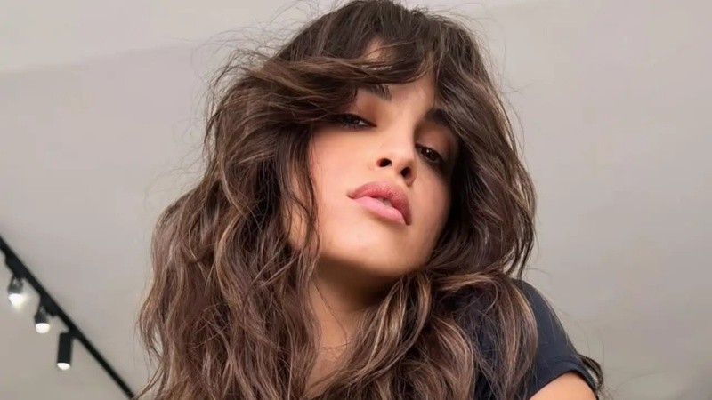 Favorece distintos tipos de rostro, aporta volumen y tiene ese aire natural que hoy marca tendencia.