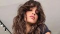 Favorece distintos tipos de rostro, aporta volumen y tiene ese aire natural que hoy marca tendencia.