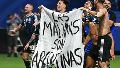 La bandera que desplegaron los jugadores luego del partido ante Inglaterra.