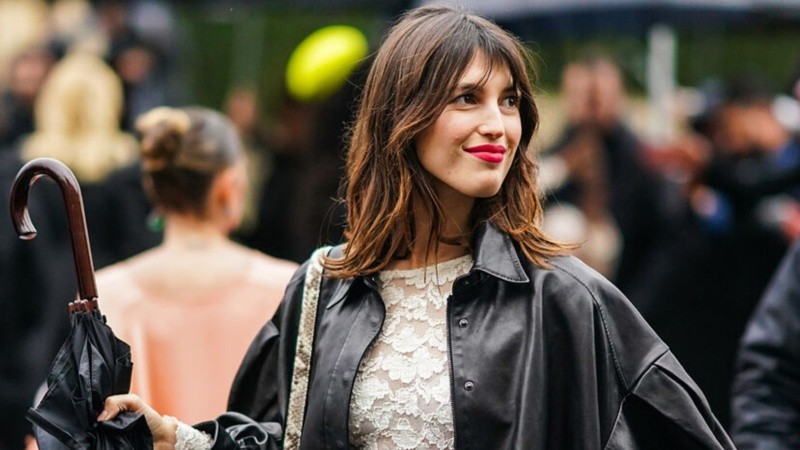 Esta temporada se impone como el color estrella para darle protagonismo a los labios y sumar un toque de elegancia incluso a los outfits más simples.