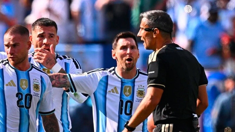 El árbitro reveló las charlas que tuvo con Messi en la final.
