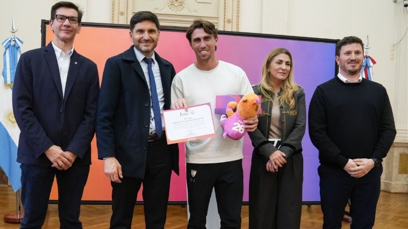 Los jugadores participan de charlas de concienciación destinadas a adolescentes sobre los riesgos de las apuestas ilegales y la ludopatía.&nbsp;