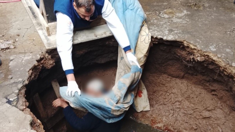 Los policías en el operativo de rescate.