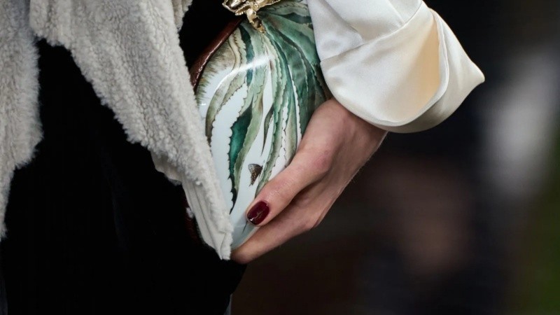 En uñas cortas, logra un acabado refinado que se adapta tanto a looks de todos los días como a ocasiones especiales.