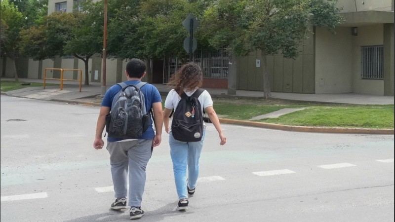 Fotografía de archivo muestra a adolescentes camino a la escuela.