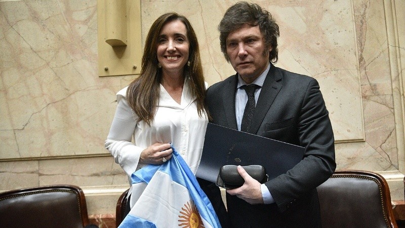 Villarruel con la bandera y Milei con la carpeta, cuando se sentaban uno al lado de la otra en la Cámara de Diputados de la Nación.
