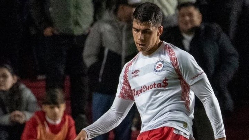 Lucas Gómez llega por 18 meses, con cargo y opción de compra.