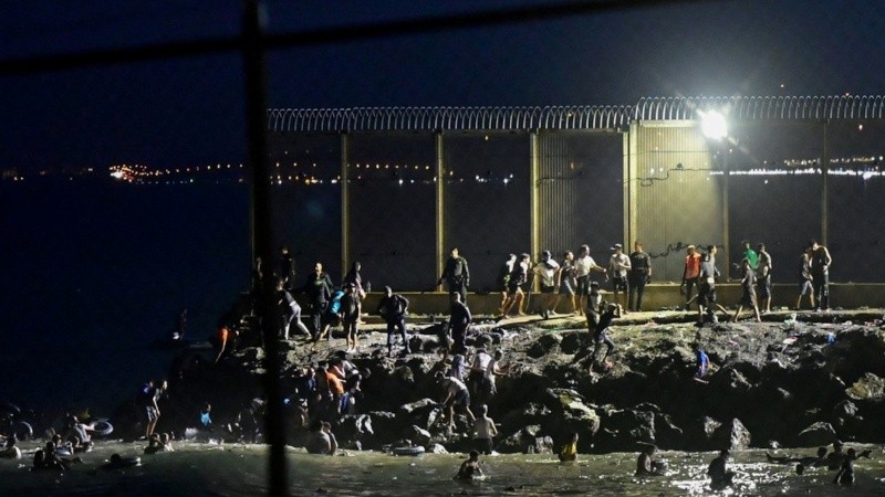 Migrantes marroquíes repelidos por las fuerzas de Seguridad.&nbsp;