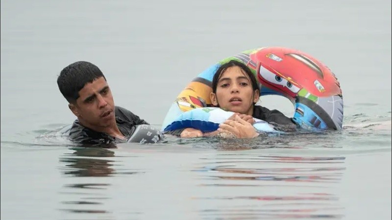 Fuerzas de seguridad se enfrentan a migrantes que intentan cruzar al enclave español de Ceuta por todas las rutas posibles para ingresar a Europa.