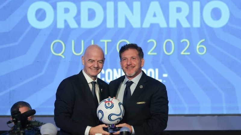 Los presidentes de la FIFA y Conmeboil, Infantino y Domínguez (Foto: EFE).