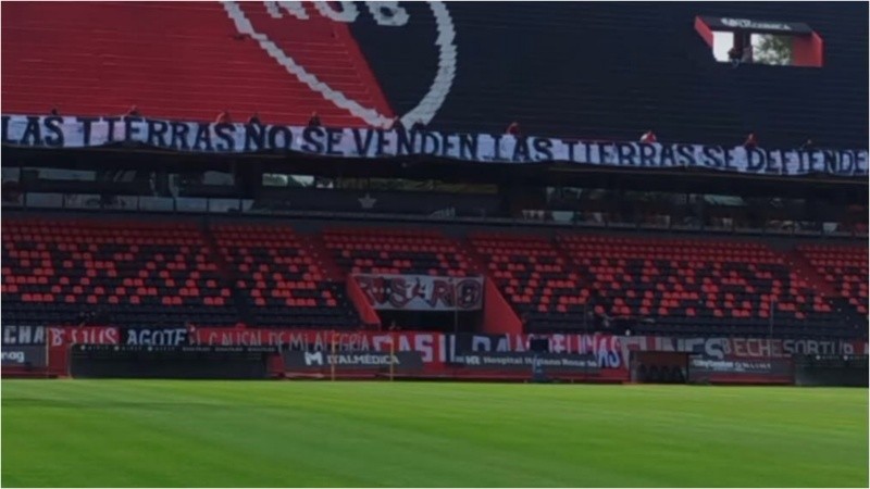 La bandera que había sido colgada en una platea del Coloso.
