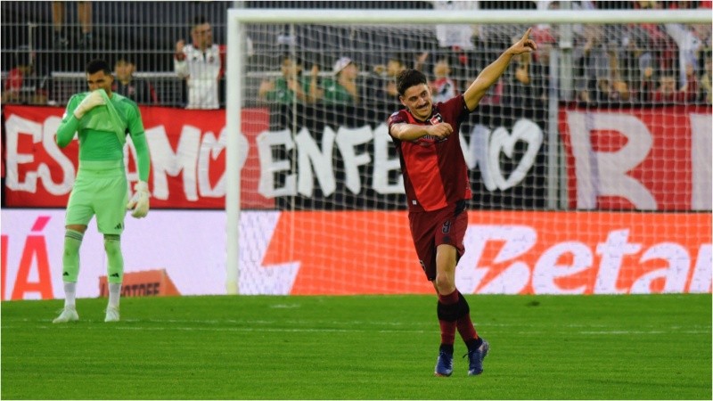Cóccaro festeja su gol, el del empate transitorio ante Boca en el Coloso.