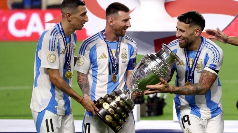 Di María, Messi y Otamendi con el trofeo de la Copa América en Estados Unidos 2024. (Foto: EFE)