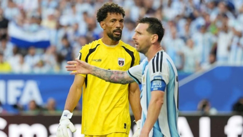 Vozinha y Messi durante Argentina-Cabo Verde, por los 16avos de final. (EFE)