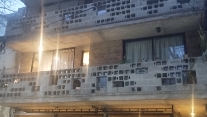 El frente del edificio donde ocurrió el crimen. (Foto Radio 2)