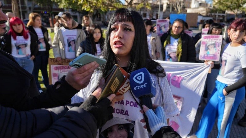 Tamara, la hermana de Débora hablando con los medios. (Alan Monzón/Rosario3)