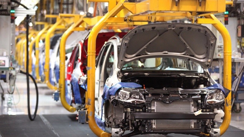 La producción automotriz cayó un 16% interanual en julio y profundizó el retroceso del sector.