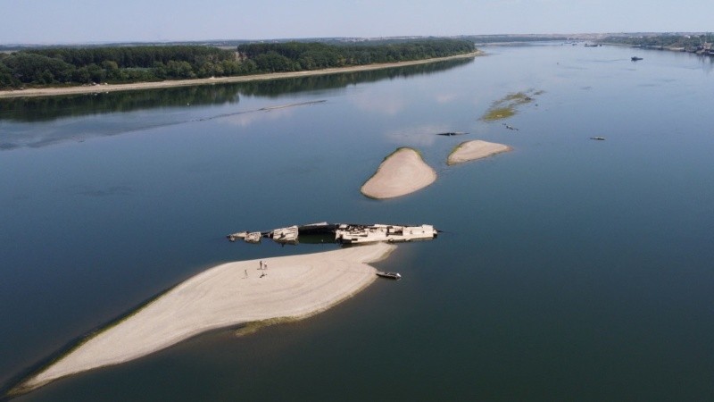 Un barco de la flota nazi, en jurisdicción de Serbia. Foto: Darko Vojinović/AP