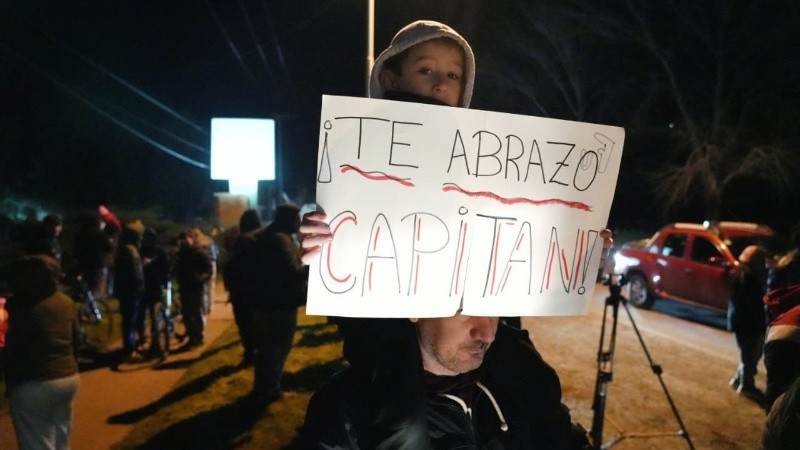 Algunas familias se acercaron a las inmediaciones del aeropuerto para darle cariño (Alan Monzón/Rosario3).&nbsp;