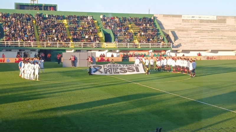 Además de la bandera de Newell's, se mostró otra antes del minuto de silencio.