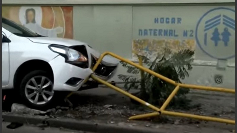 El frente del coche quedó destrozado al igual que el vallado y el árbol.