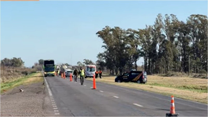 Circulación asistida y control de tránsito en la zona del choque fatal. (Imagen El Tres)