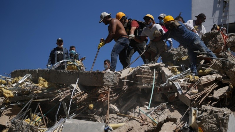 Trabajos de emergencia tras el sismo en Colombia (EFE).