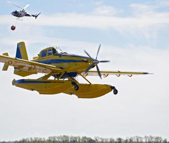 El avión hidrante y el helicóptero durante una demostración de uso.