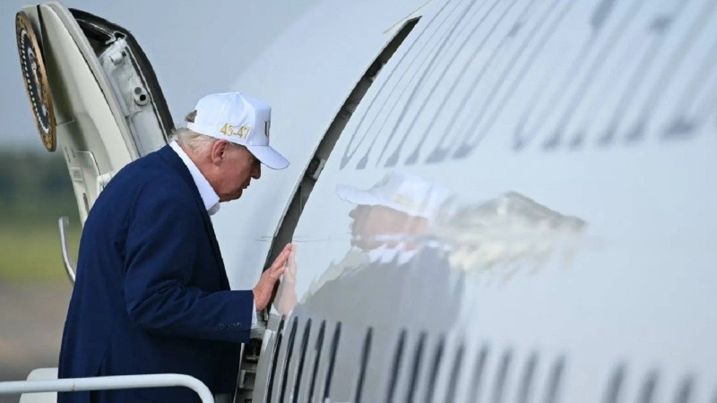 Trump abandonó el Air Force One en secreto por una amenaza de Irán y el avión presidencial despegó con periodistas y personal de la Casa Blanca.