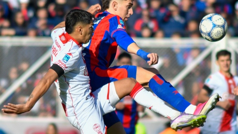Carrizo en acción con la camiseta de Huracán en el clásico ante San Lorenzo.